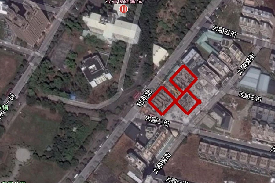 在估狗衛星就可以看到建築呈品字形