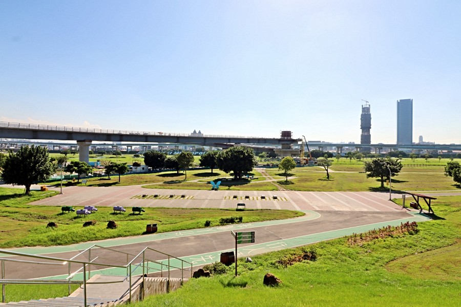 興建中的疏洪道景觀橋